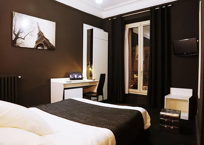 Hotel De L'exposition - République 3*